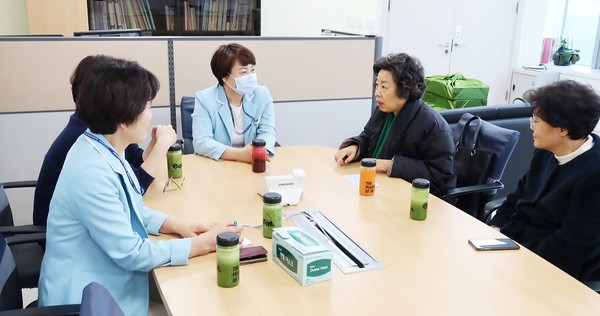 신경림 대한간호협회장(사진 우측 두번째)은 7일 서울의료원을 방문하고 격리병동 간호사들을 격려했다.(사진 대한간호협회)