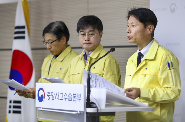 김강립 중앙사고수습본부 부본장(사진 오른쪽 첫번째)이 20일 정부세종청사 정례브리핑에서 기자들의 질문에 답을 하고 있다.