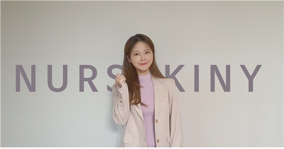 간호사 출신으로 지난 2016년부터 간호사 아이디어 용품 쇼핑몰인 ‘너스키니’를 운영하고 있는 ‘너스키니’ 김은비 대표가 파이팅을 외치고 있다.(사진 너스키니)
