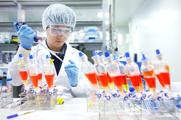 SK바이오사이언스 연구원이 백신 생산을 위한 연구를 진행하고 있다.(사진 SK바이오사이언스)