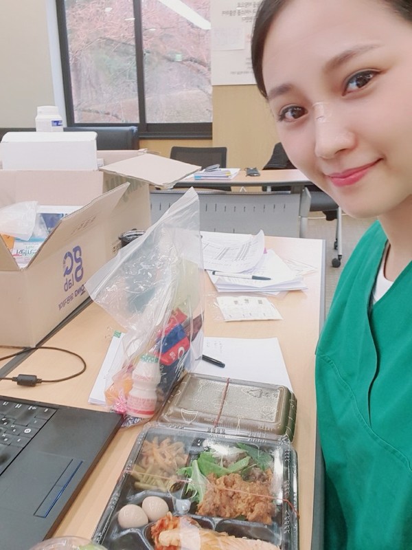 김진선 간호사는 다른 의료진들과 함께 생활치료센터에 입소한 환자들과 함께 식사는 도시락으로 해결하며 격리생활을 한다.