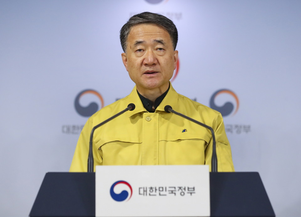 박능후 중앙재난안전대책본부 1차장(보건복지부 장관)이 회의결과를 발표하고 있다.