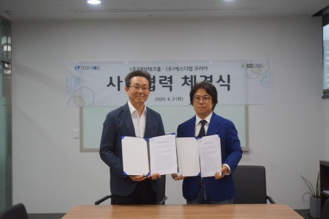 왼쪽부터 대상테크롤 박영선 대표이사와 에스디랩코리아 김창주 대표가 사업 협력 계약을 체결하고 기념 촬영을 하고 있다.