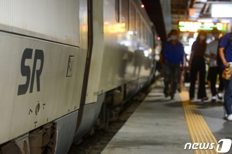 18일 오후 광주 광산구 광주 송정역에 도착한 SRT 열차. 이날 광주에서는 신종 코로나바이러스 감염증(코로나19) 송파 60번째 확진자와 10일-12일 접촉한 친인척 9명이 코로나19에 확진됐다. 송파 60번 환자는 12일 오전 SRT를 이용해 서울로 돌아갔다. 2020.7.18./뉴스1