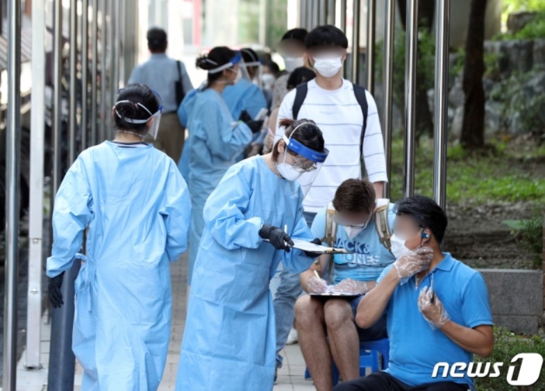 서울 관악구보건소에 마련된 신종 코로나바이러스 감염증(코로나19) 선별진료소를 찾은 시민들이 검사를 기다리고 있다./뉴스1