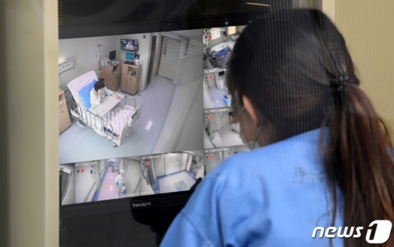 서울 중구 국립중앙의료원 내 신종 코로나바이러스 감염증(코로나19) 환자들이 입원해 있는 격리병동 간호사실에서 간호사가 환자들의 상태를 CCTV로 확인하고 있다./뉴스1