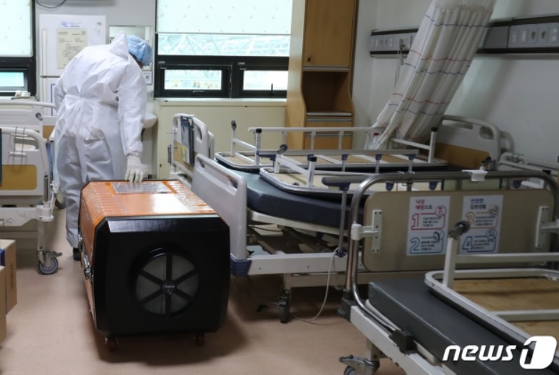 대전 충남대병원에서 관계자들이 이동형음압기를 설치하고 있다./뉴스1