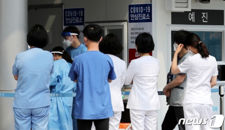 지난 10일 서울 서대문구 연세대 신촌세브란스병원에서 병원 직원들이 신종 코로나바이러스 감염증(코로나19) 검사를 받기 위해 선별진료소 앞에 대기하고 있다/뉴스1