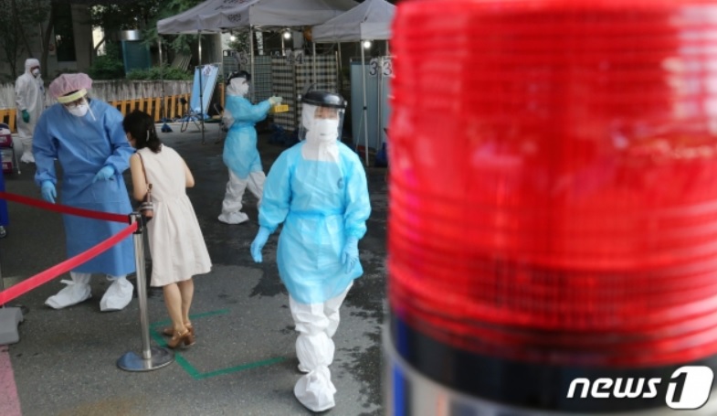 대전 서구보건소에 마련된 선별진료소에서 의료진들이 분주한 모습을 보이고 있다./뉴스1
