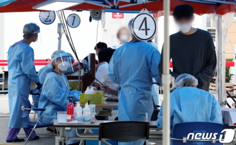 서울 강남구보건소에 마련된 선별진료소에서 의료진이 시민들의 검체를 분주하게 채취하고 있다./뉴스1