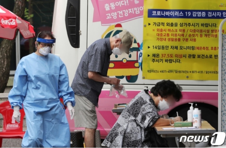 일산 동구보건소 선별진료소에서 어르신들이 검사를 기다리고 있는 모습/뉴스1