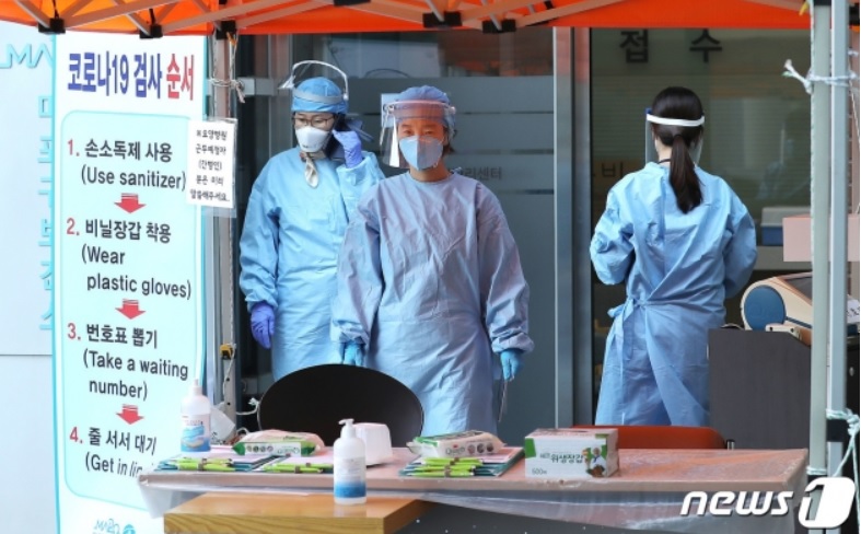 서울 마포구 월드컵로 마포구보건소 내 선별진료소에서 의료진들이 시민들을 기다리고 있다/뉴스1