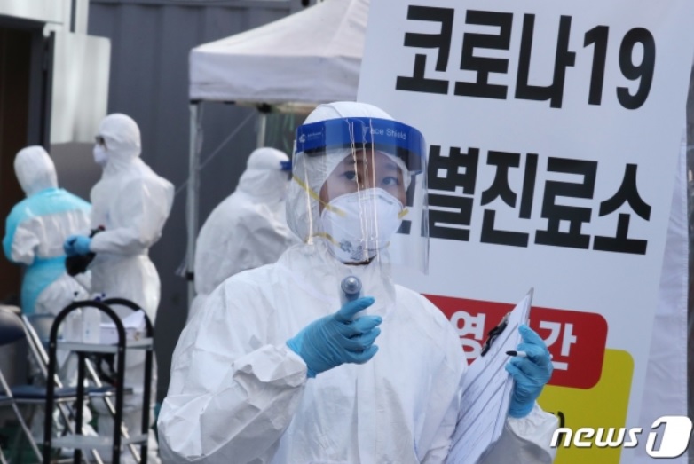 대전 서구보건소 선별진료소에서 의료진이 보호복을 착용하고 있다/뉴스1