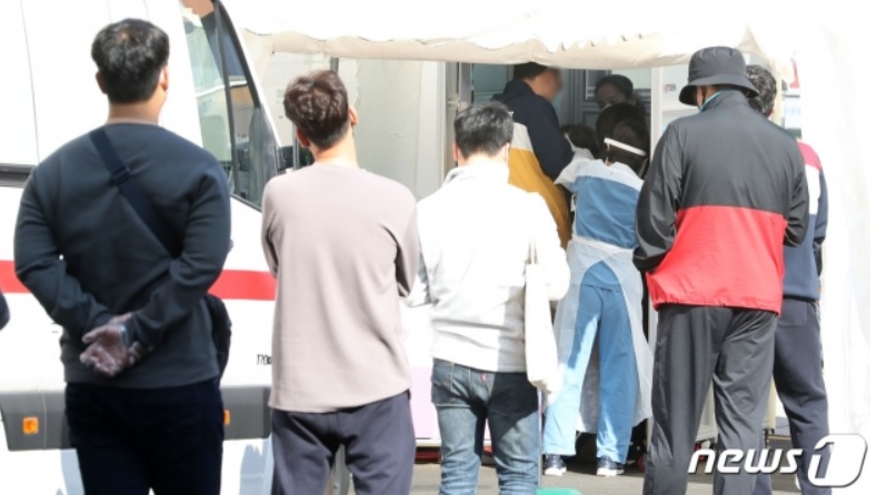 서울 중구 국립중앙의료원에 마련된 선별진료소에서 내원객들이 신종 코로나바이러스 감염증(코로나19) 검사를 받고 있다./뉴스1