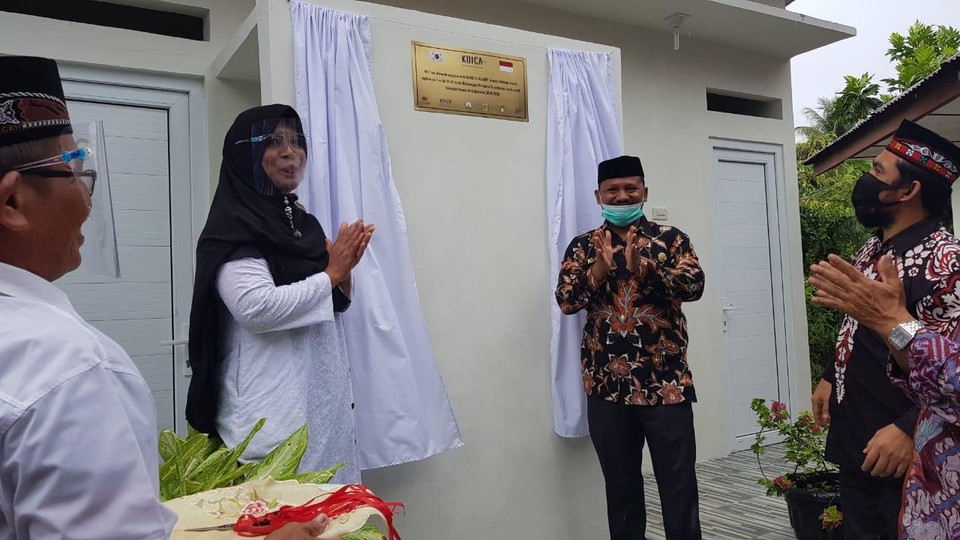 초등학교 화장실 완공식이 지난 11월 26일 아체(Aceh)州 정부 Ichwanul Fitri 학교보건위원장 등 27명의     현지 학교보건관계자가 참석한 가운데 아체베사르 SDN Lamreung 초등학교에서 개최됐다. (2020년도     민관협력사업 현지 코로나 대응 계획)