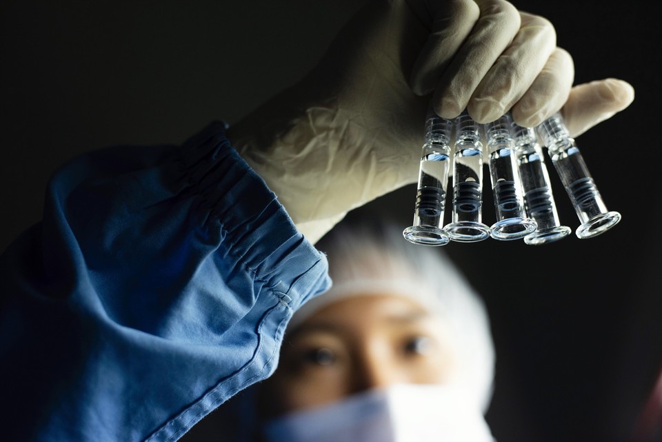 SK바이오사이언스 연구원이 백신 개발을 위한 R&D를 진행하고 있다.