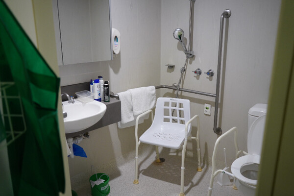 '에이지드 케어' 안 1인실에 갖춰진 화장실 내부. 복지부 공동취재단