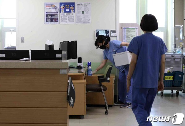 한 대학병원에서 간호사들이 업무를 보고 있다. (사진은 기사 내용과 관련이 없습니다) 출처: 뉴스원(https://www.news1.kr/articles/?5259170)