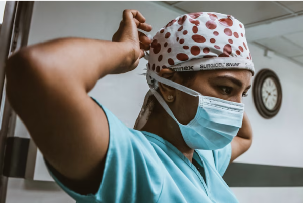 뉴사우스웨일스 보건 지구들은 더 나은 급여를 받을 수 있는 에이전시에서 일하는 정규 간호사를 유지하는 데 어려움을 겪고 있습니다. (Unsplash: SJ Objio)