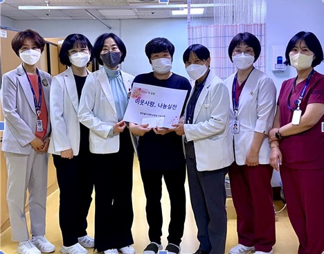 대전을지대병원 간호사회 테나가 유모 씨의 어머님께 기부금을 전달하고 있다. 사진=대전을지대병원 제공출처 : 데일리한국(https://daily.hankooki.com)