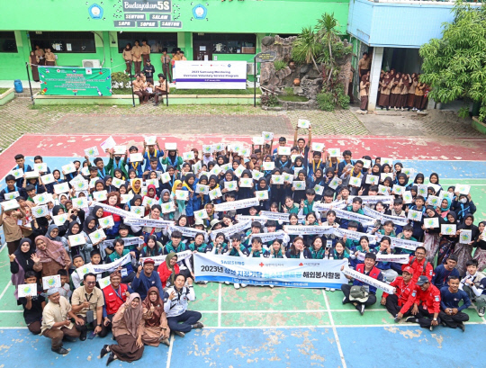 대한적십자사 대전·세종지사는 지난달 21일부터 28일까지 6박 8일간 인도네시아 탕에슬라탄 지역에서 청소년 멘토링 해외 봉사활동을 진행했다. 사진=대한적십자사 대전·세종지사 제공