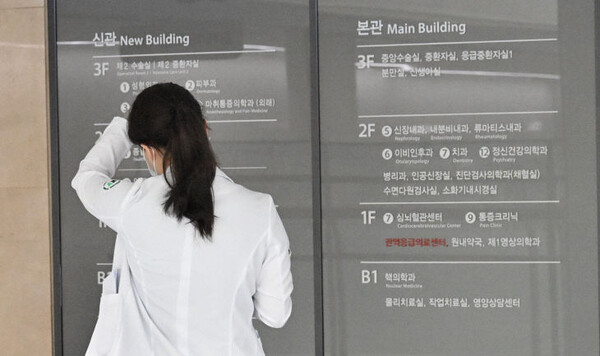의과대학 입학정원 확대 방침에 의료계가 반발하는 가운데 13일 대전의 한 대학병원에서 한 의료인이 분주하게 움직이고 있다.  (사진=이성희 기자)
