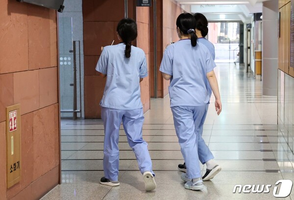 전국 의사 총궐기 대회 날을 맞이한 3일 서울 시내 한 대학병원에서 의료진들이 이동하고 있다. 2024.3.3/뉴스1 © News1 김성진 기자