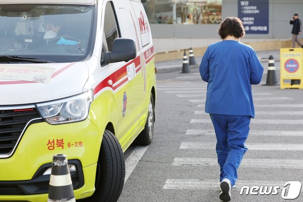 전공의들의 집단행동이 한 달째를 맞은 18일 서울의 한 대학병원에서 한 간호사가 소아전문 응급의료센터로 향하고 있다.  2024.3.18/뉴스1 © News1 민경석 기자