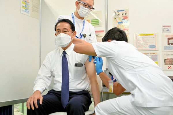 만성적인 의사 부족 문제로 고민해온 일본 의료계에서 간호사가 진료와 간호 업무를 수행할 수 있는 '진료간호사(NP)'의 확대 필요성이 커지고 있다. 사진은 기시다 후미오 일본 총리가 지난 2022년 8월 12일 도쿄의 한 병원에서 신종 코로나바이러스 감염증(코로나19) 백신 4차 접종을 받고 있는 모습. /AFP·지지통신, 연합