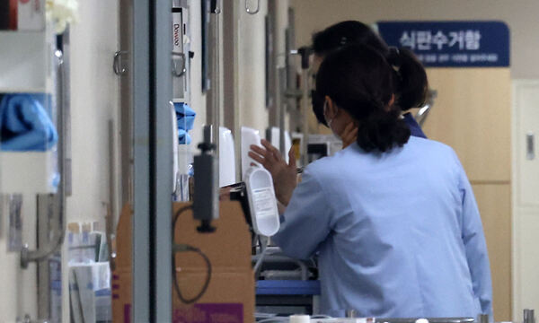 서울시내 한 대학병원에서 간호사들이 업무를 보고 있다. 뉴시스