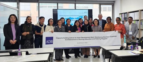 인제대가 아시아개발은행(ADB) 지원을 받아 개최한 '아시아 개발도상국 간호교육 및 훈련강화를 위한 역량 강화 프로그램'에 참가자들이 인제대 국제개발협력센터를 방문해 기념촬영을 하고 있다. 인제대 제공